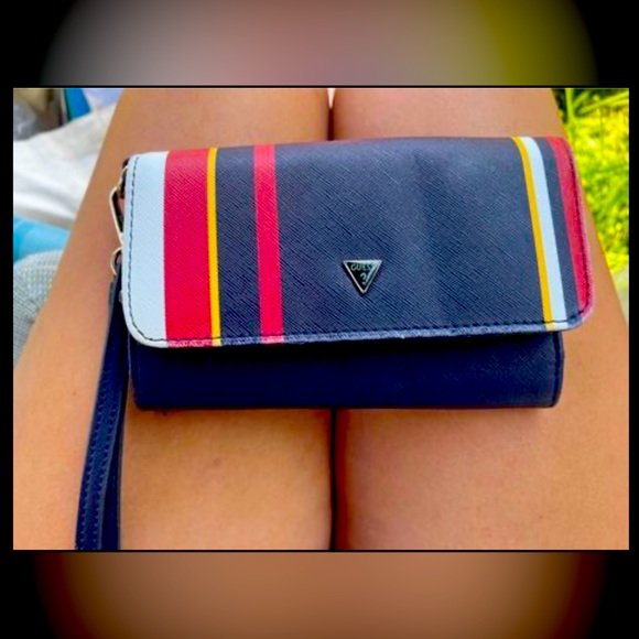 Guess Wallet/Clutch - Picture 1 of 2